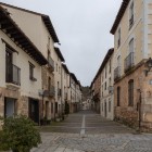 Le vie del centro storico di Covarrubias accompagnano il viaggio nella Castiglia più autentica, tra antiche case in pietra, edifici medievali e un'atmosfera che sembra essersi fermata nel tempo.