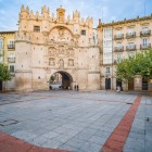 L'Arco di Santa María, antico ingresso monumentale di Burgos, accoglie i visitatori con le sue ricche decorazioni gotiche ed è uno dei simboli più affascinanti della città.