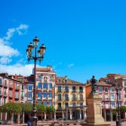Affacciata nel cuore di Burgos, Plaza Mayor è il punto d'incontro della città. Le sue facciate colorate e l'atmosfera vivace raccontano il volto più autentico della Castiglia.