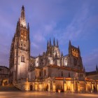 Il Cammino di Santiago attraversa città ricche di storia come Burgos, dove la straordinaria cattedrale gotica racconta secoli di arte, fede e tradizioni lungo la via dei pellegrini.