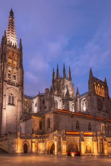 Il Cammino di Santiago attraversa città ricche di storia come Burgos, dove la straordinaria cattedrale gotica racconta secoli di arte, fede e tradizioni lungo la via dei pellegrini.