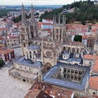 Dall'alto, la Cattedrale di Burgos domina il centro storico con la sua straordinaria architettura gotica. Patrimonio UNESCO, è una delle tappe più affascinanti del Cammino di Santiago.