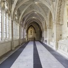 Passeggiare tra i chiostri della Cattedrale di Burgos significa scoprire uno degli angoli più suggestivi del complesso, dove il gotico racconta secoli di arte, fede e storia.