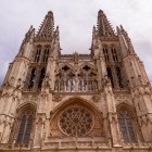 La facciata della Cattedrale di Burgos, Patrimonio UNESCO, sorprende con le sue guglie slanciate e i preziosi dettagli gotici. Un simbolo della città e una tappa imperdibile del Cammino di Santiago.