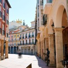 Passeggiare sotto i portici medievali di Burgos verso Plaza Mayor significa immergersi nell'atmosfera della Castiglia, tra eleganti palazzi storici e scorci ricchi di fascino.