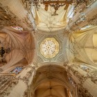 L'interno della Cattedrale di Burgos sorprende con volte slanciate, luce e raffinati dettagli gotici. Un capolavoro che rende il viaggio sul Cammino di Santiago ancora più affascinante.