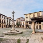 La Plaza Mayor di Covarrubias è il cuore del borgo, un luogo dove storia e tradizioni si incontrano tra edifici storici e antichi portici, regalando tutta l'autenticità della Castiglia.