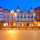 La Plaza Mayor di Burgos è il cuore della città, dove eleganti palazzi, portici storici e caffè all'aperto creano un'atmosfera vivace da vivere passeggiando con calma.