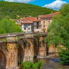 Lungo il Cammino di Santiago, Covarrubias conquista con il Ponte di San Pablo sul fiume Arlanza, dove il fascino del barocco accompagna uno dei borghi più autentici della Castiglia.