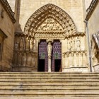 Il maestoso portale della Cattedrale di Burgos, Patrimonio UNESCO, introduce a uno dei più straordinari capolavori del gotico europeo, tappa imperdibile del Cammino di Santiago.
