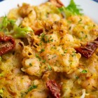 La tapa, simbolo della cucina di Cadice, con gamberetti e verdure fritte racchiude i sapori più autentici della città, da gustare nei tradizionali locali del centro storico.