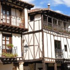 Le caratteristiche case a graticcio di Covarrubias raccontano l'identità della Castiglia più autentica. Un borgo ricco di fascino, dove storia, tradizioni e architettura accompagnano il viaggio.