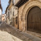 Le vie medievali di Covarrubias invitano a passeggiare senza fretta tra antichi portali in pietra e dimore storiche, respirando l'atmosfera autentica della Castiglia più vera.