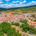 Il viaggio attraversa borghi autentici come Covarrubias, dove vicoli, case tradizionali e panorami della Castiglia raccontano l'anima più genuina del Cammino di Santiago.