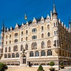 La Casa Botines di León, progettata da Antoni Gaudí nel 1892, è uno dei suoi pochi capolavori fuori dalla Catalogna e uno degli edifici più iconici della città.