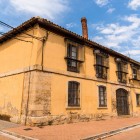 Un elegante edificio storico di Frómista racconta il fascino della Castiglia rurale, tra architettura tradizionale, muri in pietra e secoli di storia lungo il Cammino di Santiago.