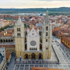 La Cattedrale di León domina la Plaza de Regla con la sua maestosa facciata gotica. Patrimonio UNESCO, è celebre per le oltre 1.800 m² di magnifiche vetrate medievali.