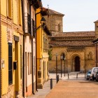 Una via del centro storico conduce alla splendida chiesa di San Martín de Tours, capolavoro del romanico spagnolo e tappa simbolo del Cammino di Santiago.