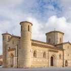 La Chiesa di San Martín de Tours a Frómista è uno dei massimi esempi del romanico spagnolo. Le sue forme armoniose la rendono una tappa imperdibile del Cammino di Santiago.