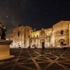La Real Basilica di San Isidoro a León si illumina nella notte, esaltando la sua straordinaria architettura romanica. Un luogo ricco di storia nel cuore della città.