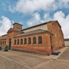 La Chiesa di San Tirso a Sahagún è uno dei più antichi esempi di architettura mudéjar in Spagna. Mattoni, archi e storia accolgono i pellegrini del Cammino di Santiago.