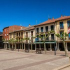 La Plaza Mayor di Sahagún è il cuore della città, circondata da eleganti portici, edifici storici e caffè. Un luogo vivace dove si respira l'autentica atmosfera castigliana.