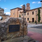 Un monumento in pietra accoglie i visitatori all'ingresso del centro storico di Sahagún, tra edifici monumentali e testimonianze del suo importante passato sul Cammino di Santiago.