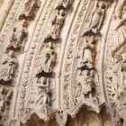 Il timpano del Portico di San Francesco della Cattedrale di León è un capolavoro della scultura gotica, ricco di figure sacre e raffinati dettagli scolpiti nella pietra.