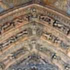 Il portale della Cattedrale di León svela un capolavoro di scultura gotica: archi riccamente decorati con figure bibliche e dettagli che raccontano secoli di arte e fede.