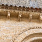 I capitelli e gli archetti scolpiti della Chiesa di San Martín de Tours rivelano la straordinaria maestria del romanico spagnolo, tra arte, simboli e fede medievale.
