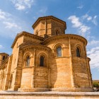L'abside della Chiesa di San Martín de Tours rivela tutta l'eleganza del romanico spagnolo, con volumi armoniosi e raffinati dettagli scolpiti dell'XI secolo.