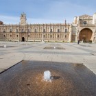 In primo piano, una fontana anima la Plaza de San Marcos a León, mentre sullo sfondo si staglia l'antico convento rinascimentale, tappa simbolo del Cammino di Santiago.
