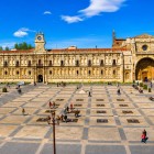 La maestosa Plaza de San Marcos a León esalta la facciata dell'antico convento di San Marcos, capolavoro del Rinascimento spagnolo e storica tappa del Cammino di Santiago.