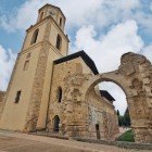 Le rovine del Monastero di San Benito a Sahagún affiancano l'elegante torre della Chiesa di San Tirso, raccontando secoli di storia lungo il Cammino di Santiago.