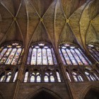 Le vetrate policrome della navata della Cattedrale di León diffondono una luce straordinaria, trasformando l'interno in uno dei massimi capolavori del gotico europeo.