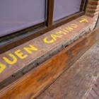 Su una finestra di una casa a Sahagún, la scritta "Buen Camino" accompagna i pellegrini verso Santiago, simbolo di ospitalità, tradizione e spirito del Cammino.