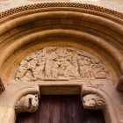 La Puerta del Cordero della Real Basilica di San Isidoro a León è uno dei massimi capolavori del romanico spagnolo, con un timpano scolpito ricco di simboli e scene bibliche.