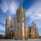 La Cattedrale di León incanta con le sue slanciate guglie gotiche e la ricca facciata scolpita. Patrimonio UNESCO, è una delle tappe più affascinanti del Cammino di Santiago.
