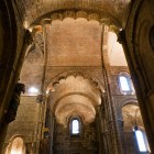L'interno della Real Basilica di San Isidoro a León affascina con possenti archi romanici, colonne scolpite e un'atmosfera raccolta che racconta mille anni di storia e spiritualità.