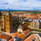 Veduta aerea della Cattedrale di Astorga e dello spettacolare Palazzo Vescovile di Gaudí, due capolavori che impreziosiscono il cuore storico della Castiglia e León.