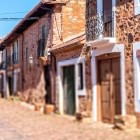 Le case in pietra di Castrillo de los Polvazares si affacciano sulla storica via acciottolata, conservando intatto il fascino del borgo lungo il Cammino di Santiago.