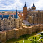 Panoramica della Cattedrale di Astorga e del Palazzo Vescovile progettato da Antoni Gaudí, due straordinari capolavori che dominano il centro storico della Castiglia e León.