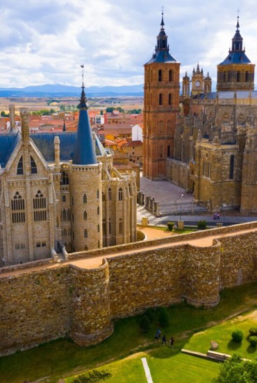 Panoramica della Cattedrale di Astorga e del Palazzo Vescovile progettato da Antoni Gaudí, due straordinari capolavori che dominano il centro storico della Castiglia e León.