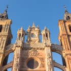 Scorcio dal basso della Cattedrale di León, dove le eleganti torri e la raffinata facciata gotica si innalzano verso il cielo, simbolo del Cammino di Santiago.