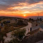 Il tramonto avvolge Foncebadón di sfumature dorate e arancioni, regalando un'atmosfera suggestiva lungo uno dei tratti più emozionanti del Cammino di Santiago.