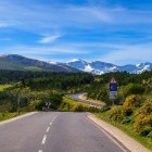 La strada attraversa i paesaggi montani del Cammino di Santiago, tra boschi, colline verdi e le cime della Sierra de Ancares, fino al passo di O Cebreiro.