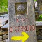 Il cippo chilometrico indica l'arrivo a O Cebreiro, primo borgo della Galizia sul Cammino di Santiago, meta simbolica immersa tra montagne e antiche tradizioni.