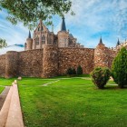 Le antiche mura di Astorga incorniciano il Palazzo Vescovile di Antoni Gaudí e la Cattedrale, regalando uno degli scorci più suggestivi della Castiglia e León.