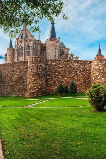 Le antiche mura di Astorga incorniciano il Palazzo Vescovile di Antoni Gaudí e la Cattedrale, regalando uno degli scorci più suggestivi della Castiglia e León.