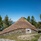 Una tradizionale palloza di O Cebreiro, con il caratteristico tetto in paglia, testimonia le antiche origini celtiche del borgo lungo il Cammino di Santiago.